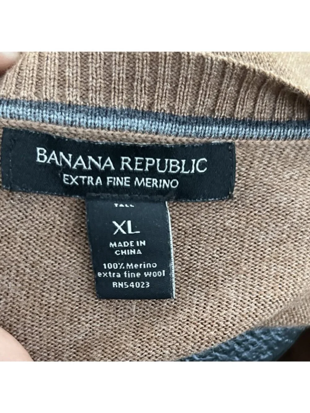 Banana Republic Mens XL Extra Fine Merino Wool V-Neck Sweater Light Brown Knit